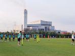 Persebaya-menjalani-latihan-perdana-di-Lapangan-B-C-Kompleks-Stadion-Gelora-Bung-Tomo.jpg