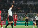Persebaya-tercatat-sebagai-salah-satu-tim-yang-paling-sering-menerima-kartu-merah.jpg