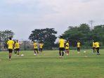 Persela-saat-mencoba-training-ground-di-kompleks-Lapangan-Gajah-Mada.jpg