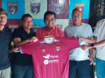 Persewangi-mengenalkan-dua-legenda-sepak-bola-Rahmad-Darmawan-dan-Francis-Wewengkang.jpg