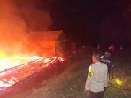 Personel-Polsek-Malo-saat-mendatangi-rumah-Pasiran-yang-terbakar-Kamis-1292024.jpg