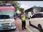 Personel-Satlantas-Polres-Pamekasan-menyampaikan-imbauan-ke-pengguna-jalan.jpg