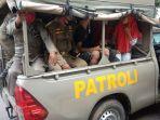 Personel-Satpol-PP-Pamekasan-saat-mengamankan-pasangan-muda-muda-asa.jpg