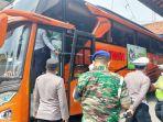 Personel-gabungan-mengecek-Bus-AKAP-di-Terminal-Ronggosukowati-Pamekasan.jpg