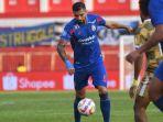 Pesepakbola-Arema-FC-Julian-Guevara-mengamankan-bola-saat-melawan-Dewa-United.jpg