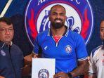 Pesepakbola-Thales-Natanael-Lira-de-Matos-didampingi-Manajer-Arema-FC-Wiebie-Dwi-Andriyas.jpg