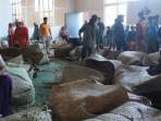 Petani-menjual-hasil-panen-tembakaunya-ke-salah-satu-gudang-rokok-lokal-di-Pamekasan.jpg