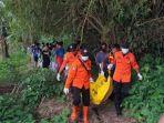 Petugas-BPBD-Bojonegoro-saat-mengevakuasi-mayat-Mrs-X-di-bengawan-solo.jpg