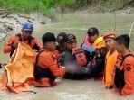 Petugas-BPBD-Kabupaten-Bojonegoro-saat-mengevakuasi-balita-di-sungai.jpg