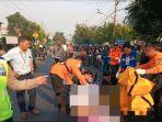 Petugas-BPBD-dan-PMI-Surabaya-mengevakuasi-korban-kecelakaan-di-Jalan-Mastrip-Waru-Gunung-Surabaya.jpg