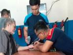 Petugas-Damkar-Kabupaten-Kediri-melepaskan-cincin-yang-menjepit-jari-warga.jpg