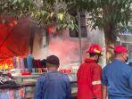 Petugas-Damkar-memadamkan-api-yang-membara-di-Pasar-Krian-Sidoarjo.jpg