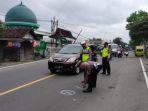 Petugas-Satlantas-Polres-Blitar-Kota-melakukan-olah-TKP-di-lokasi-kecelakaan-Jalan-Raya-Blitar.jpg
