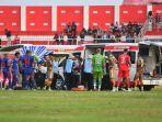 Petugas-medis-memberikan-pertolongan-kepada-pesepakbola-Arema-FC-Julian-Guevara.jpg
