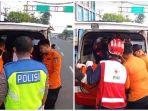 Petugas-mengevakuasi-jenazah-korban-kecelakaan-di-Jalan-Tambak-Osowilangun.jpg