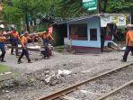Petugas-teknisi-PT-KAI-Daop-8-memulai-proses-pembangunan-pagar-penutup-perlintasan-Rel-Kereta-api.jpg