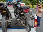Petugas-unit-laka-satlantas-Polres-Tuban-saat-melakukan-evakuasi-korban-kecelakaan.jpg