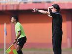Pieter-Huistra-pelatih-Borneo-FC-menginstruksikan-pemainnya-sewaktu-melawan-Madura-United.jpg