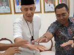 Pj-Bupati-Bangkalan-Arief-M-Edie-dan-perwakilan-serta-pengusaha.jpg