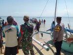 Polisi-dan-warga-nelayan-saat-melakukan-evakuasi-korban-hilang-di-laut-Sumenep.jpg