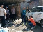Polisi-olah-TKP-ledakan-petasan-yang-merusak-rumah-dan-mobil-Xenia-di-Tulungagung.jpg
