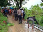 Polisi-saat-di-TKP-pembunuhan-pria-bersarung-merah-berlokasi-di-jalan-Desa-Bapelle-Robatal-Sampang.jpg
