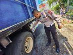 Polisi-saat-olah-TKP-kecelakaan-maut-perempuan-tewas-terlindas-truk-di-Jalan-Brawijaya.jpg
