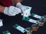Polres-Sampang-Madura-saat-melaksanakan-tes-urine-di-halaman-Mapolres-setempat-Kamis-9102024.jpg