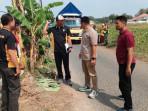 Polsek-Proppo-olah-TKP-penemuan-bayi-di-Desa-Groom-Proppo-Kabupaten-Pamekasan.jpg