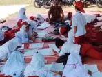 Potret-memilukan-tersaji-di-halaman-Balai-Desa-Lerpak.jpg