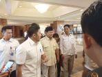 Prabowo-Subianto-diajak-oleh-masyarakat-untuk-swafoto-usai-bertemu-kiai-sepuh-Jawa-Timur.jpg