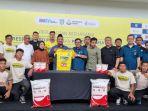 Presiden-Gresik-United-Fandi-Akhmad-Yani-bersama-Dirut-Petrokimia-Gresik-Dwi-Satriyo-Annurogo.jpg