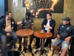 Presiden-Madura-United-Achsanul-Qosasi-menyambut-pemainnya-yang-baru-mendarat-di-Juanda.jpg