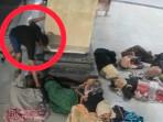 Pria-berambut-gondrong-mencuri-ponsel-peziarah-yang-tidur-di-serambi-Masjid-Sunan-Ampel.jpg