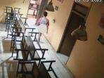 Pria-terekam-copot-celana-di-kafe-CCTV-rekam-aksi-karyawan-ungkap-gelagat-tak-wajar.jpg