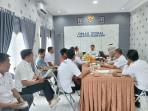 RAPAT-BERSAMA-Suasana-saat-Kepala-Dinsos-Pamekasan-Herman-Hidayat.jpg