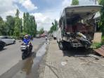 REMUK-Kondisi-bagian-depan-bis-tak-berbentuk-setelah-melaju-oleng-dan-m.jpg