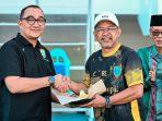 Rahadian-Delfani-kiri-Asisten-Manajer-Persela-dan-Aji-Santoso.jpg