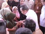 Ratusan-Warga-Jember-Terharu-Dapat-Operasi-Katarak-Gratis-dari-Bupati.jpg