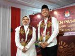 Risma-Gus-Hans-disela-proses-pendaftaran-di-KPU-Jatim-pada-Kamis-2982024.jpg