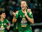 Risto-Mitrevski-center-bek-Persebaya-melakukan-selebrasi.jpg
