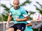 Risto-Mitrevski-pemain-asing-baru-Persebaya-saat-mengikuti-latihan-tim-di-Lapang.jpg