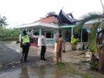 Rumah-warga-rusak-akibat-hujan-deras-dan-angin-puting-beliung-di-Desa-Nambakor-Sumenep.jpg
