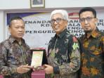 SEMAKIN-MENDUNIA-Rektor-Universitas-Trunojoyo-Madura-UTM-Prof-Dr-Safi.jpg