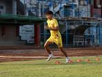 SEMANGAT-LATIHAN-Penyerang-Madura-United-FC-Mohammad-Riski-Afrisal-saat-latiha.jpg