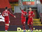 Sadio-Mane-tengah-saat-merayakan-golnya-bersama-rekan-di-Liverpool.jpg