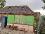 Salah-satu-rumah-di-Desa-Wadang-rusak-usai-tertimpa-pohon-tumbang.jpg