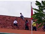 Siswa ini Duduk di Atas Atap Sekolah Sambil Kebingungan, Guru Jelaskan Awal Mula Kejadian