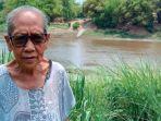 Samijah-saat-menunjukkan-Bengawan-Solo-dekat-rumahnya-Selasa-1102024.jpg