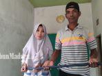 Samsul-Mukmin-dan-Sumiati-tengah-menunjukkan-mahar-sebatang-linggis-Sabtu-422023-ih.jpg